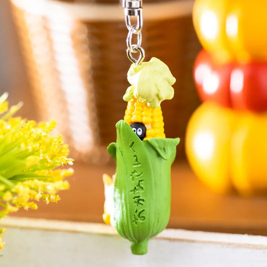 Porte-clés Studio Ghibli en forme d'épi de maïs abritant une noiraude et le petit Totoro blanc