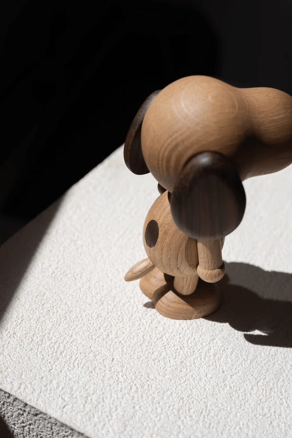 Figurine Snoopy petit modèle en chêne blanc européen, design minimaliste Boyhood, univers Peanuts