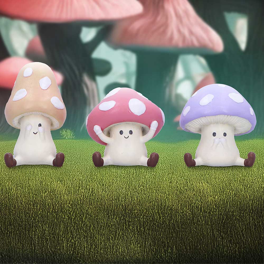 Trio de figurines champignons sages aux chapeaux colorés, mantra ne rien voir, entendre ni dire de mal