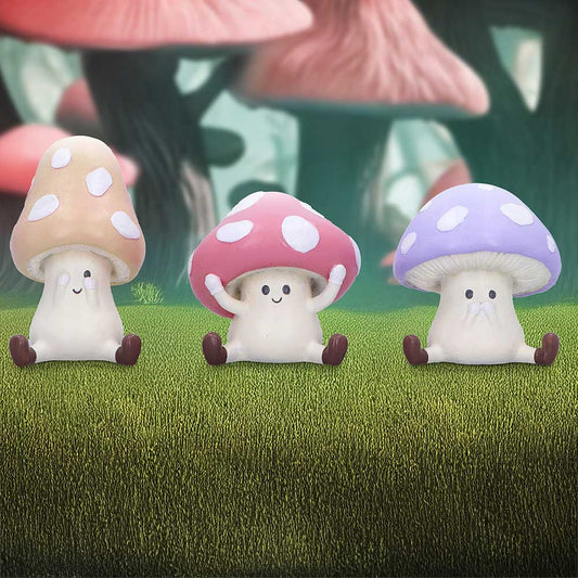 Trio de figurines champignons sages aux chapeaux colorés, mantra ne rien voir, entendre ni dire de mal