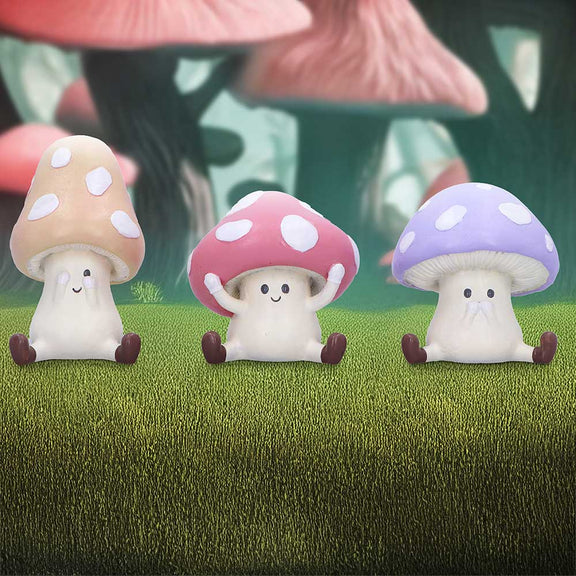 Trio de figurines champignons sages aux chapeaux colorés, mantra ne rien voir, entendre ni dire de mal