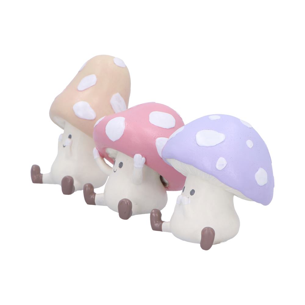 Trio de figurines champignons sages aux chapeaux colorés, mantra ne rien voir, entendre ni dire de mal