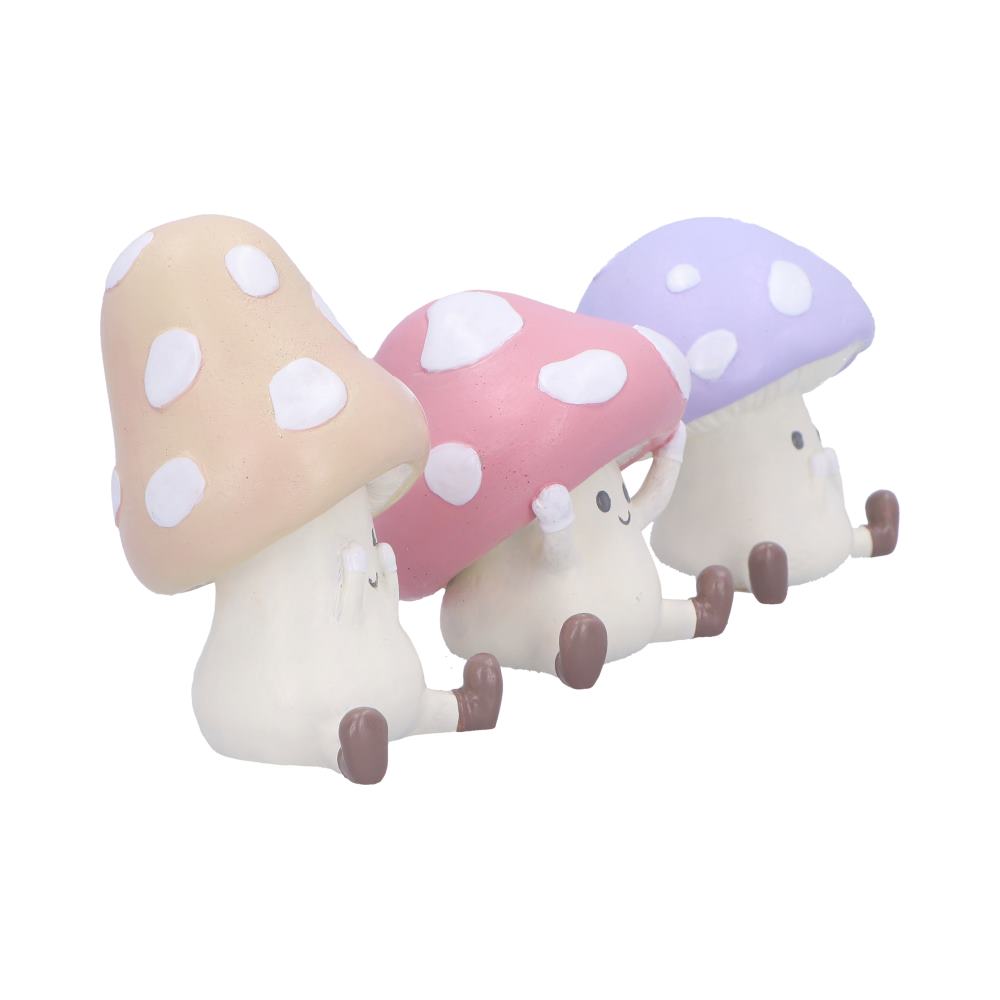 Trio de figurines champignons sages aux chapeaux colorés, mantra ne rien voir, entendre ni dire de mal