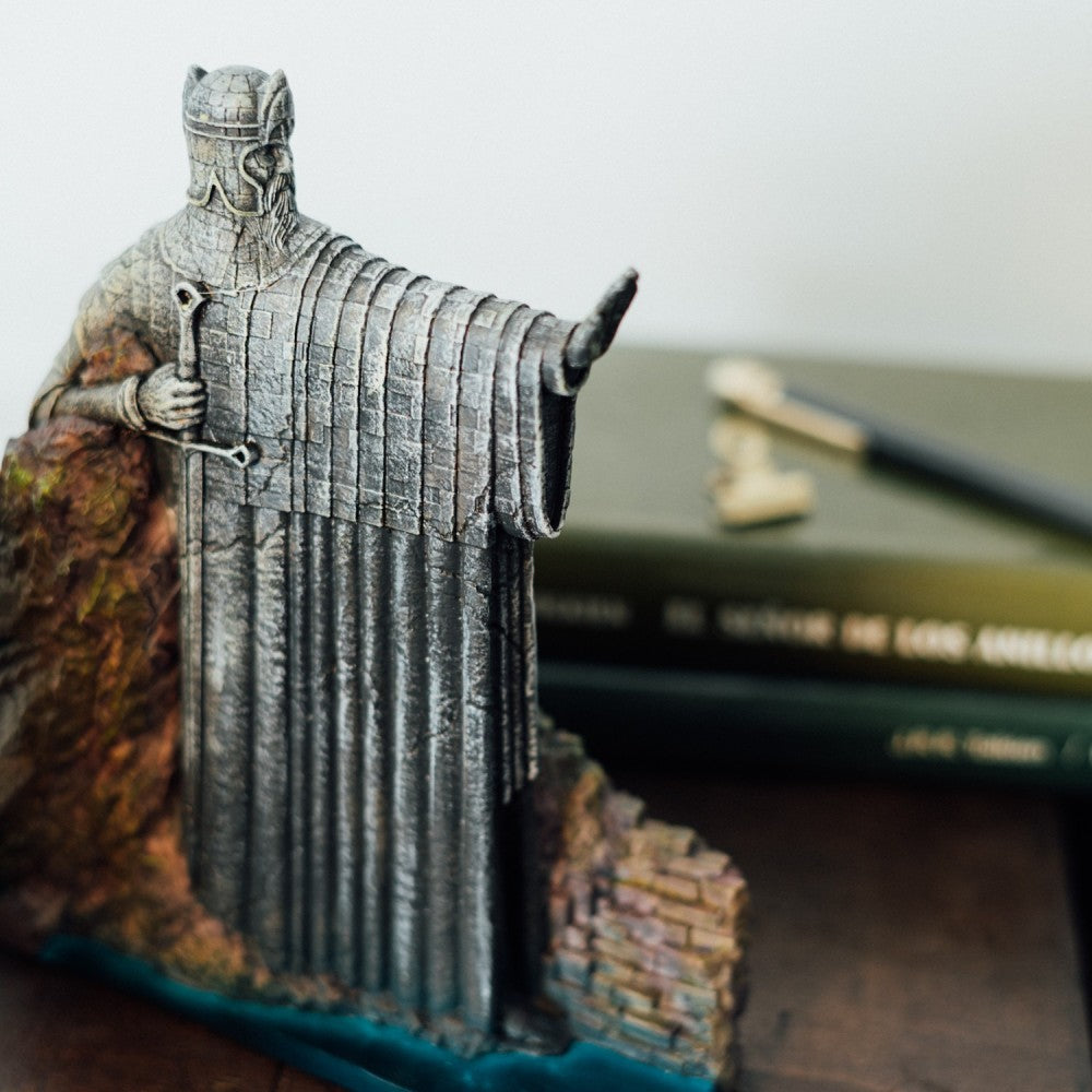 Serre-livres Argonath, statues des rois du Seigneur des Anneaux encadrant des livres