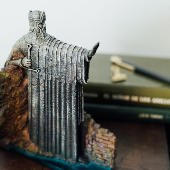 Serre-livres Argonath, statues des rois du Seigneur des Anneaux encadrant des livres