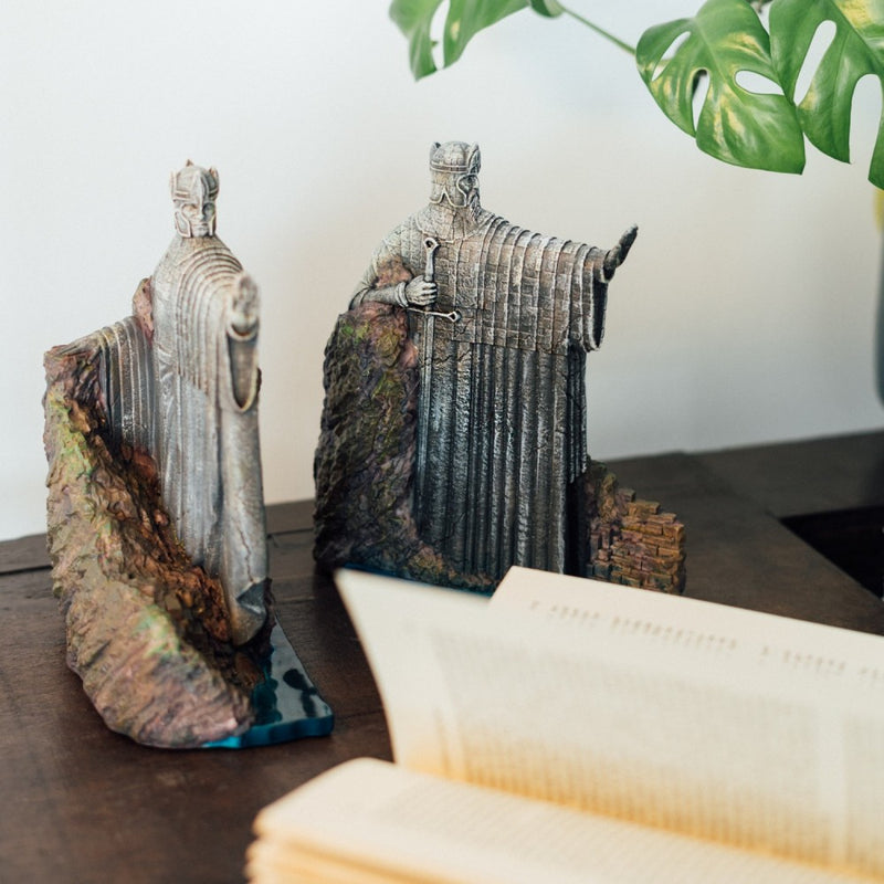 Serre-livres Argonath, statues des rois du Seigneur des Anneaux encadrant des livres