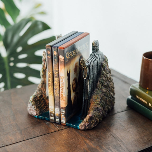 Serre-livres Argonath, statues des rois du Seigneur des Anneaux encadrant des livres