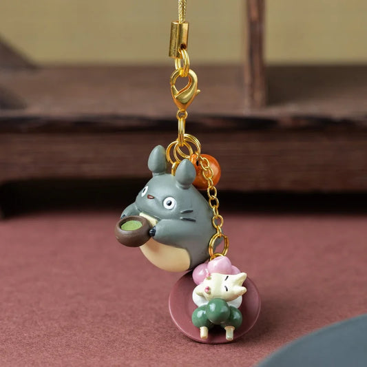 Porte-clés strap Totoro gris tenant un bol avec plateau de dango colorés, bijou de sac