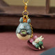 Porte-clés strap Totoro gris tenant un bol avec plateau de dango colorés, bijou de sac