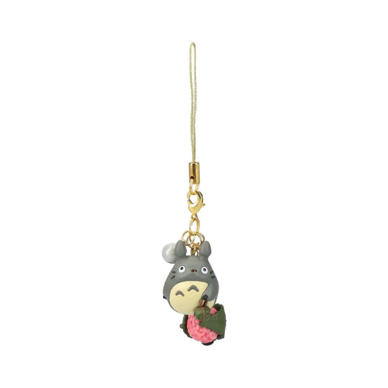 Strap bijou de sac Totoro gris tenant un sakuramochi rose enveloppé d'une feuille de cerisier