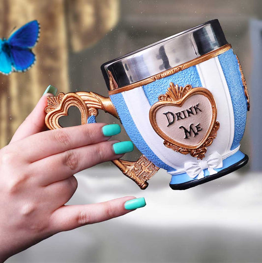 Tasse Drink Me Alice au Pays des Merveilles, robe bleue et blanche et cœur doré en relief