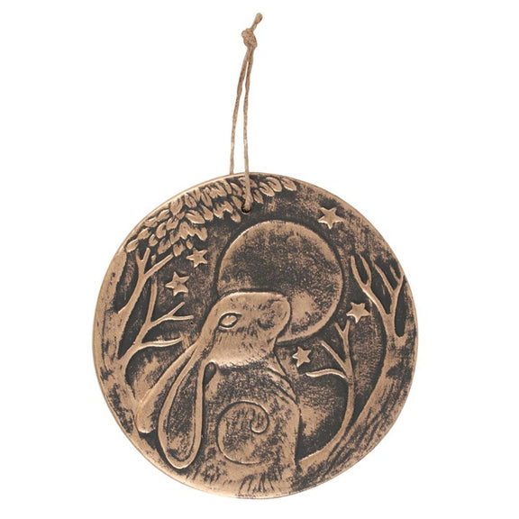 Plaque murale ronde en terre cuite finition cuivrée représentant un lièvre contemplant la lune