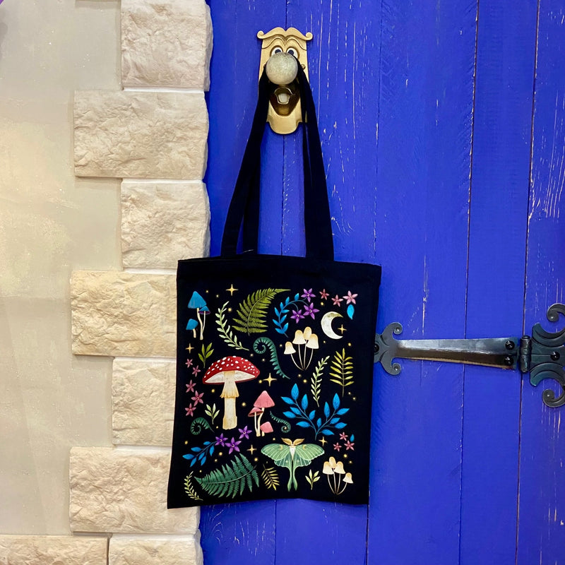 Tote bag en toile noire Dark Forest orné de champignons, fougères et papillons de nuit