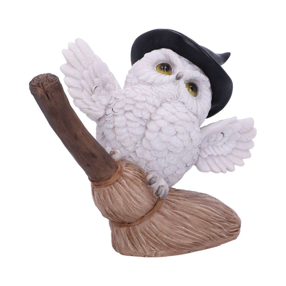 Figurine en résine d'une chouette blanche aux ailes déployées posée sur un balai volant