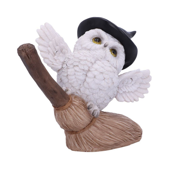 Figurine en résine d'une chouette blanche aux ailes déployées posée sur un balai volant