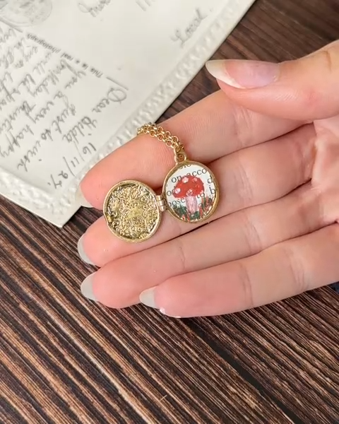 Collier Fable England, médaillon rond plaqué or avec lapin doré et arc de fleurs émaillées