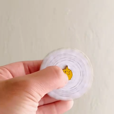 Pin's marguerite interactif Occasionalish dont le cœur tourne pour révéler oui, non ou un smiley