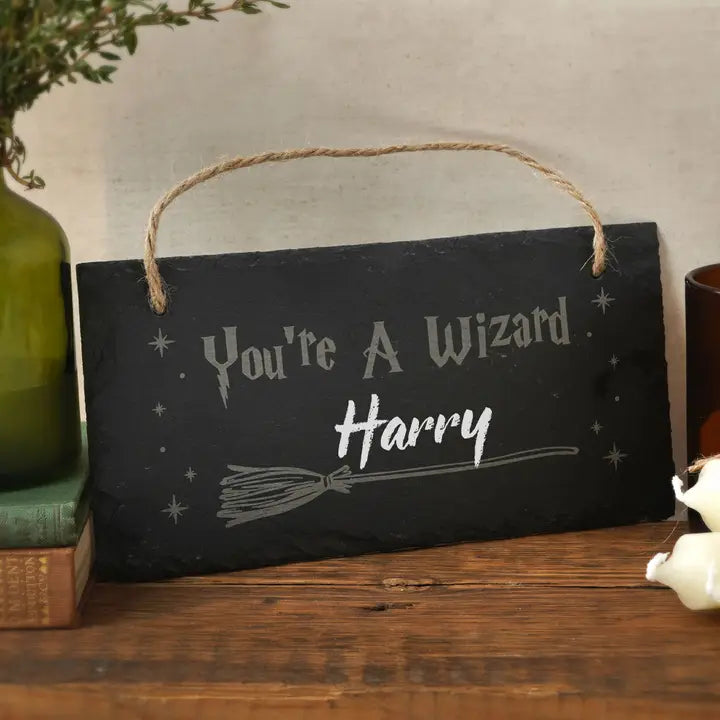 Plaque en ardoise naturelle gravée You're A Wizard avec motif balai, suspendue par une corde en jute